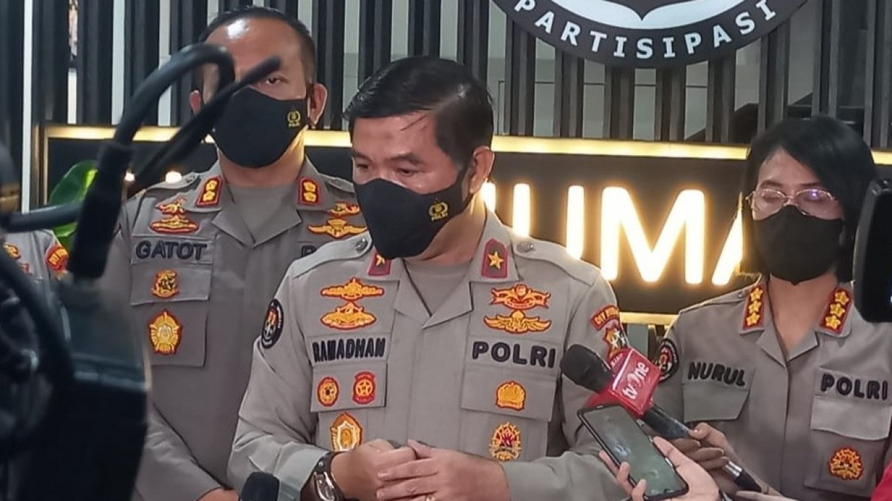 Adu Tembak Brigadir J dan Bharada E, Mabes Polri: Brigadir J Masuk Kamar Istri Kadiv Propam
            - galeri foto