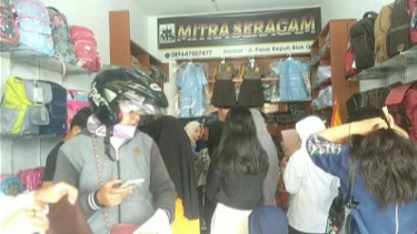 Berkah Tahun Ajaran Baru, Toko Seragam Sekolah di Pasar Kepuh Kuningan Diserbu Pembeli