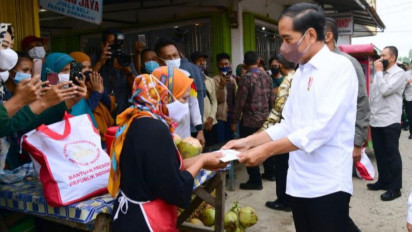 Presiden Joko Widodo Menyerahkan Bantuan Sosial Kepada Pedagang di Pasar Sukamandi Subang, Jawa Barat