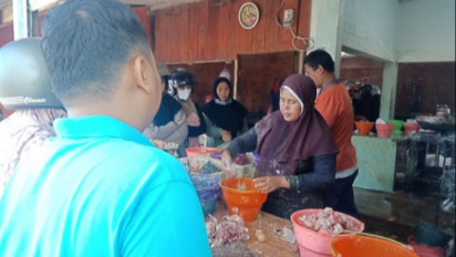 Tempat Penggilingan Daging di Mamuju Ramai Dikunjungi Warga Usai Iduladha