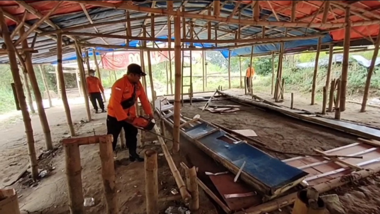 Diduga Sebagai Tempat Arena Judi Sabung Ayam, Petugas Gabungan Bongkar Bangunan Liar
            - galeri foto