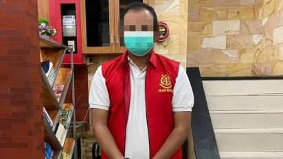 Tersangka Dugaan Tindak Pidana Korupsi Penyimpangan Dana KUR di Salah Satu Bank BUMN, Ditahan