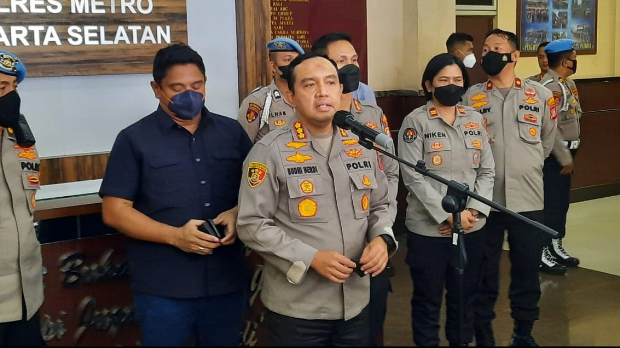 Saksi Mata Ungkap Detik-detik Polisi Tembak Polisi Brigadir J oleh Bharada E, 3 Orang Diperiksa
            - galeri foto