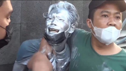 Momen Memilukan Manusia Silver di Pluit Merengek ke Satpol PP: Kasihan Anak Saya Masih Kecil di Rumah, Kalau Sudah Bekerja Saya Juga Tidak Begini Pak..