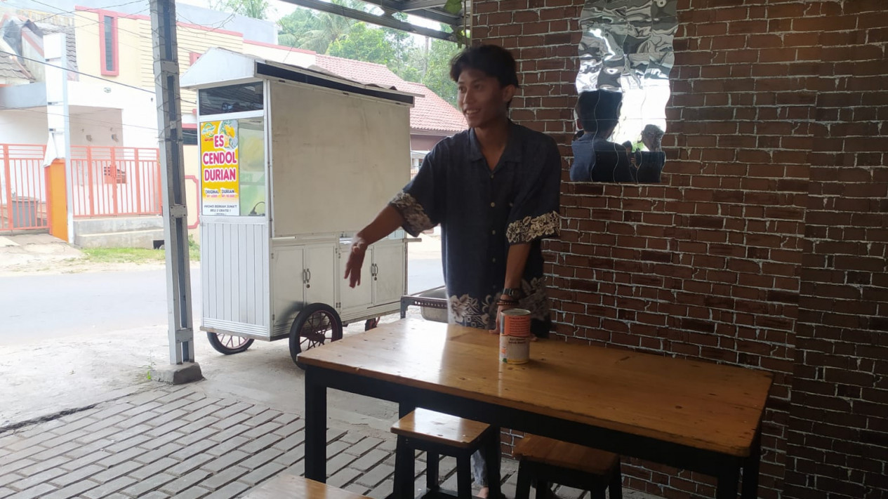 Viral! Penjual Cendol Tidur Pulas, HP Digenggaman Digondol Pencuri
            - galeri foto