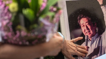 Mobil Jenazah Keliling Kantor Pemerintahan, Ribuan Masyarakat Mengiringi Pemakaman Shinzo Abe