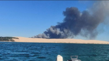 Ribuan Turis Diungsikan Akibat Kebakaran Hutan Seluas 1.700 Hektare di Prancis