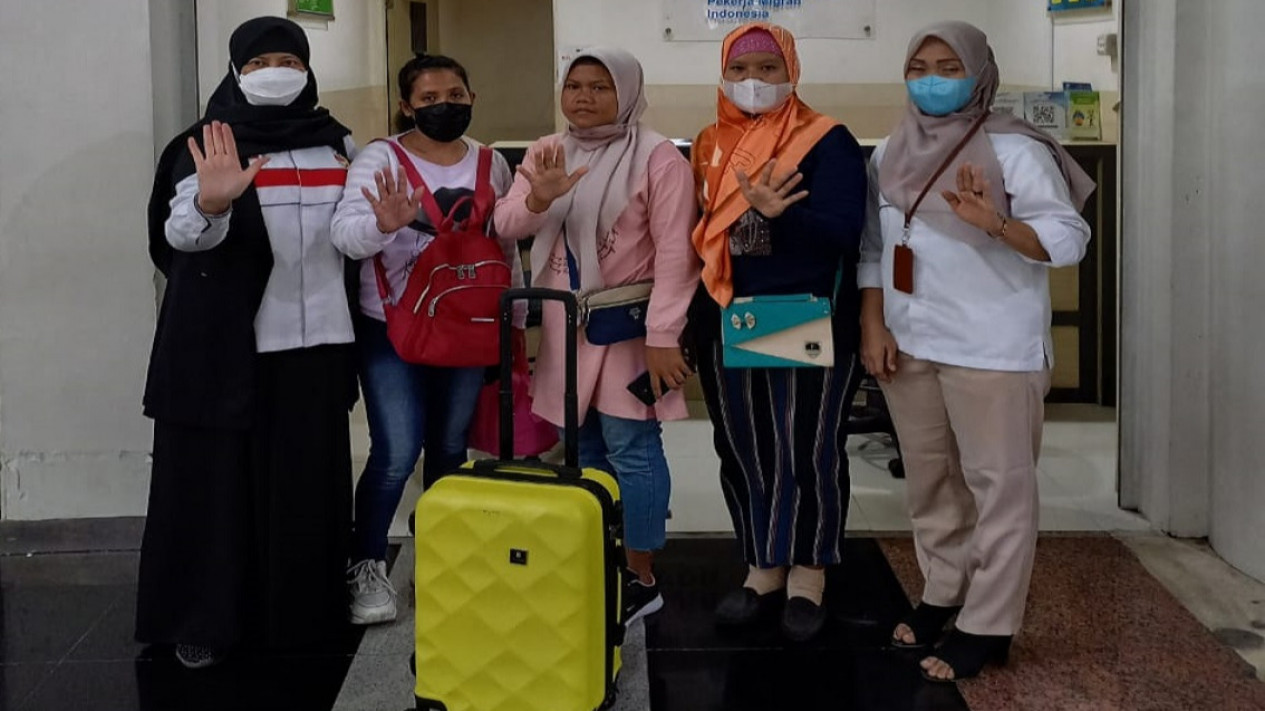 Petugas Bandara Kualanamu Deli Serdang Amankan Tiga Orang Wanita Calon Pekerja Migran Ilegal Tujuan Singapura
            - galeri foto