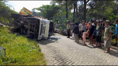 Diduga Akibat Tak Kuat Menanjak, Truk Bermuatan Batu Mundur dan Terguling di Ngawi, Sopir Tewas Tertimpa