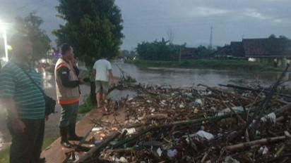 Puluhan Rumah Warga Kebanjiran Akibat Sungai Piji Kudus Tersumbat Sampah