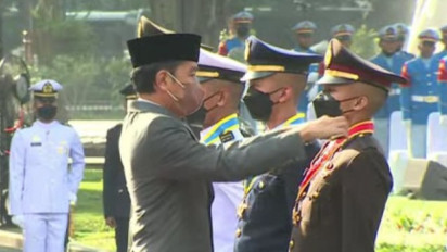 Presiden Lantik 754 Perwira TNI dan Polri di Halaman Istana Merdeka
