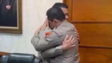 Kapolda Metro Jaya, Irjen Fadhil Imran memeluk Irjen Ferdy Sambo