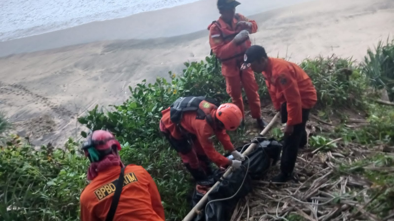 Setelah Pencarian Empat Hari, Pemancing yang Terseret Ombak Pantai Selatan Ditemukan Tewas
            - galeri foto