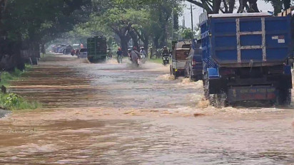 Pantura Pati Terendam Banjir, Arus Lalu Lintas Merayap