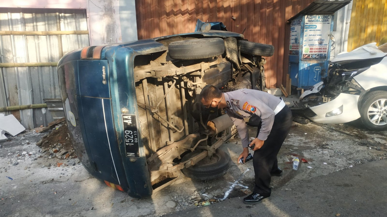 Kecelakaan Adu Banteng, Sebabkan Satu Mobil Terbalik, Proses Evakuasi Dramatis
            - galeri foto