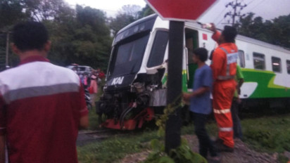 Kereta Api Komuter Jurusan Gresik - Sidoarjo Tabrak Truk Muatan Kedelai di Perlintasan Tanpa Palang Pintu