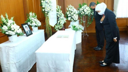 Momen Gubernur Jawa Timur Khofifah Menunduk Sampaikan Duka Cita: Shinzo Abe Pemimpin yang Disegani Dunia