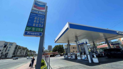 Minyak Jatuh Jelang Potensi Kenaikan Suku Bunga AS Yang Besar Akhir Bulan Ini