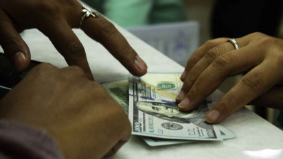 Dolar Pangkas Kenaikan Setelah Peluang Suku Bunga Fed Naik 100 BP Melemah