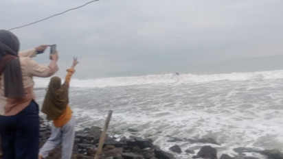 Tinggi Letusan Gunung Anak Krakatau 157 mdpl Namun Tertutup Kabut