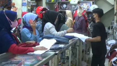Jelang Masuk Sekolah, Toko Seragam di Sumedang Diserbu Pembeli