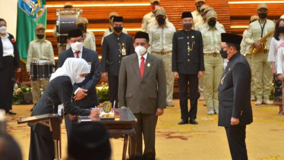 Pulang Haji Gubernur Khofifah Langsung Gas Pol Lantik Sekda Baru, Ini Sosoknya: InsyaAllah Saya Bertanggungjawab