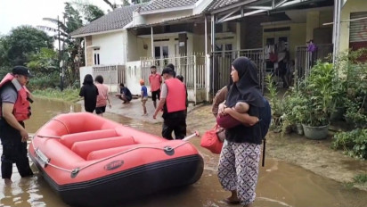 Banjir Setinggi Hampir 2 Meter Menggenangi Perumahan Villa Pamulang