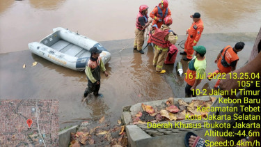 Pria Paruh Baya Pencari Botol Bekas Hanyut Terseret Arus Kali Ciliwung di Jaksel