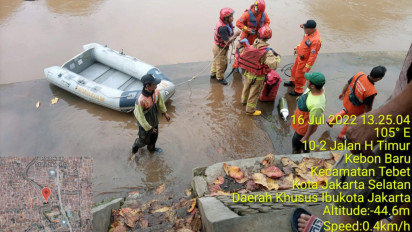 Pria Paruh Baya Pencari Botol Bekas Hanyut Terseret Arus Kali Ciliwung di Jaksel