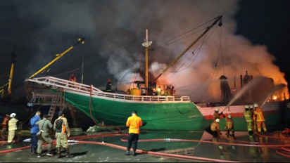 Si Jago Merah Mengamuk, Dua Kapal Layar Motor Ludes Terbakar di Dermaga Kalimas Surabaya
