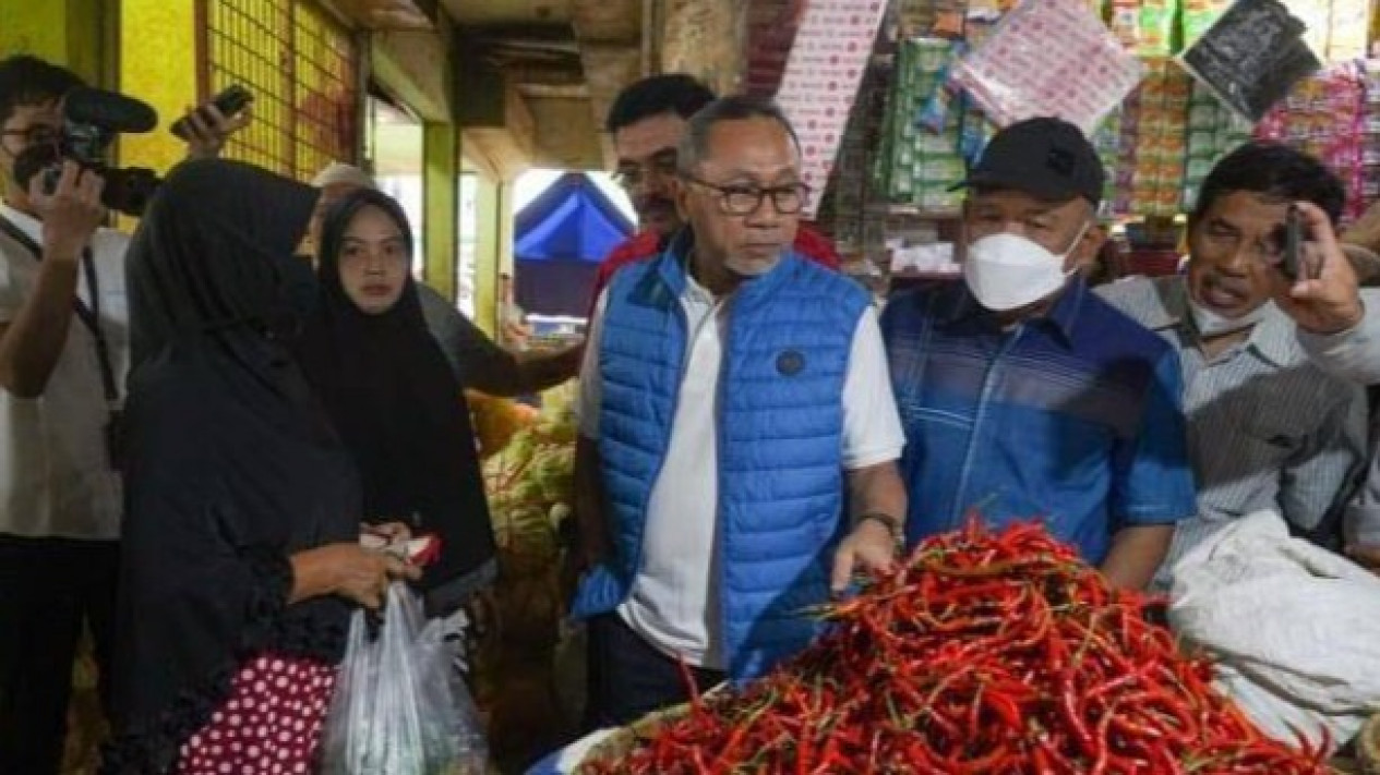 Mendag  Zulhas Cek Harga Pangan di Pasar Jagasatru Cirebon, Sejumlah Harga Terpantau Turun dan Stabil
            - galeri foto