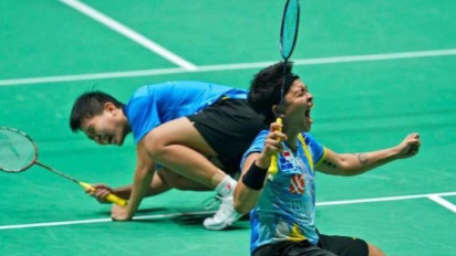 Lupa Dengan Cedera Tumit, Fadia Temani Apriyani Berdiri Di Podium Juara Singapore Open 2022