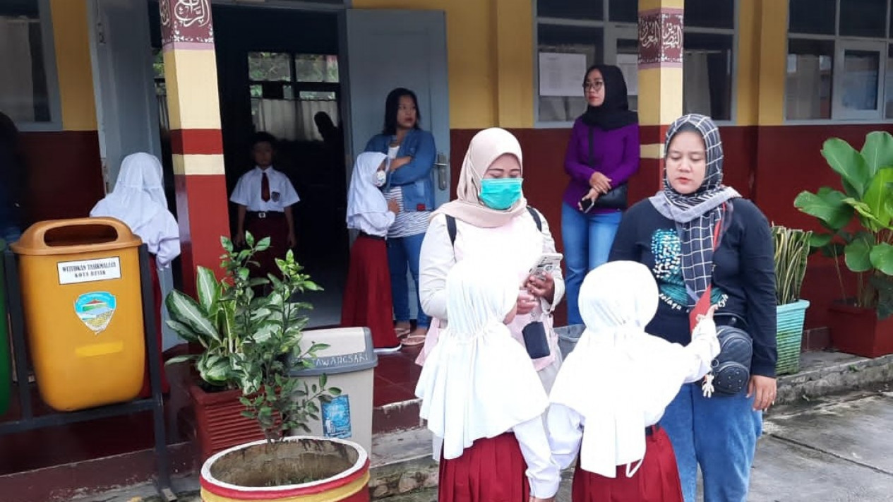 Hari Pertama Masuk Sekolah, Orang Tua Siswa di Tasikmalaya Datang Pagi Agar Anak Dapat Bangku Paling Depan
            - galeri foto