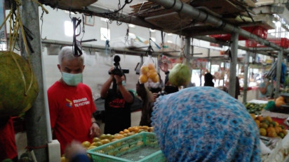 Senin Pagi, Ganjar Pranowo Blusukan Pantau Harga di Pasar Manis Purwokerto