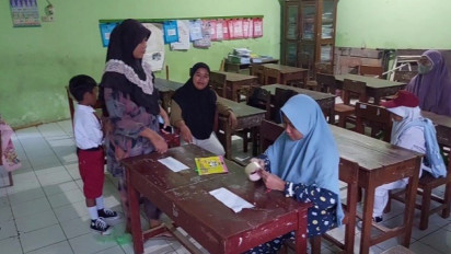 Tradisi Ajaran Baru Sekolah, Datang Selepas Subuh dan Menandai Bangku Dengan Nama Sang Anak