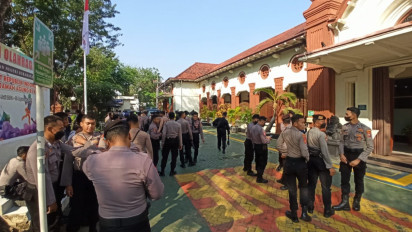 Sidang Kasus Dugaan Pencabulan Santriwati dengan Terdakwa MSAT, Dijaga Ratusan Aparat Kepolisian