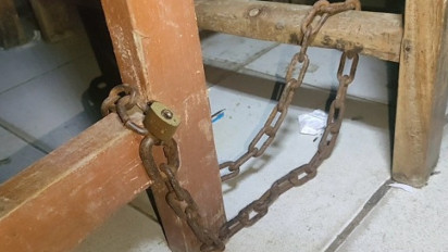 Hari Pertama Masuk Sekolah, Orang Tua Siswa di Indramayu Gembok Bangku agar Tidak Direbut