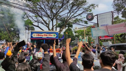 Momen Arak-arakan Arema FC pakai Bus Malang City Tour Disambut Ribuan Aremania