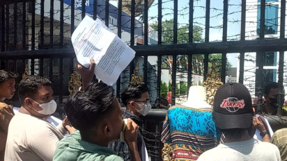 Kejaksaan Tinggi Sumut Dihadiahkan Patung Berdaster, Massa: Adili Aktor Korupsi BTN