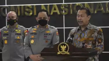 Ketua Komnas HAM Ahmad Taufan Damanik (kanan), Wakapolri Komjen Pol Gatot Eddy Pramono (tengah) dan Irwasum Polri Komjen Pol Agung Budi Maryoto (kiri)