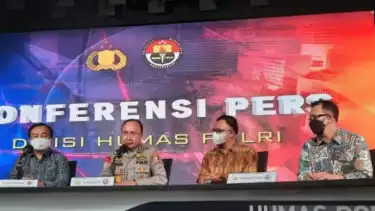 Irwasum Polri Komjen Pol. Agung Budi Maryoto didampingi anggota Kompolnas Benny Mamoto, anggota Komnas HAM Chairul Anam, Beka Ulung Hapsara, dan Kadiv Humas Polri Irjen Pol. Dedi Prasetyo