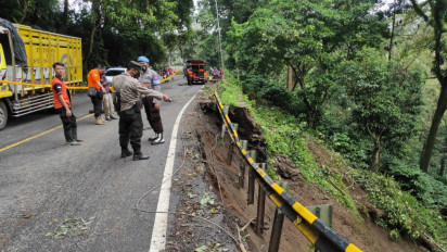 Tebing Gumitir Longsor, Polisi Terapkan Buka-Tutup Jalan. Akses Jember-Banyuwangi Tersendat