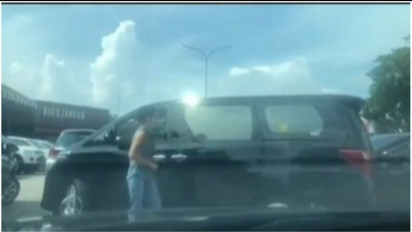 Viral Emak-emak Keren Labrak Penumpang Alphard Kepergok Buang Sampah Sembarangan