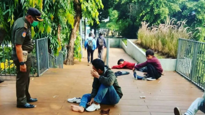 Satpol PP Tertibkan Remaja 'Citayam Fashion Week' yang Tidur di Jembatan BNI City