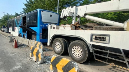 Bus Transjakarta Tabrak Separator Busway di Pluit Jakarta Utara