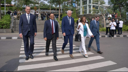 Momen Anies Ajak Pimpinan Bank Investasi Eropa Catwalk di Spot Citayam Fashion Week Dukuh Atas