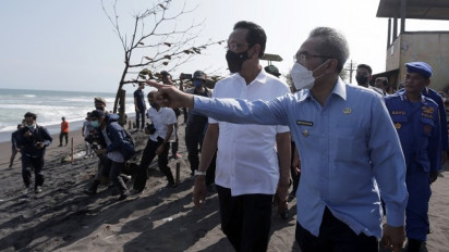 Sri Sultan HB X Tinjau Kawasan Pesisir Bantul, Minta Kawasan Pantai Depok Ditata Ulang