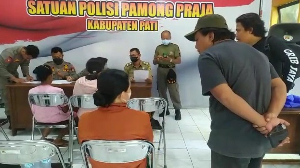 Berkedok Warung Makan, Tempat Karaoke di Pati Dirazia Satpol PP
            - galeri foto