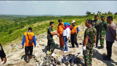 Wakil Bupati Blora Tri Yuli Setyowati Tinjau Lokasi Jatuhanya Pesawat Tempur TNI Golden Eagle T50i di Tengah Hutan