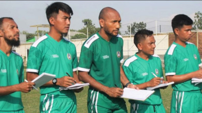 Masih Jalani Kursus Kepelatihan,  Bek Bali United FC Leonard Tupamahu Berpeluang Absen Pada Laga Perdana Liga 1